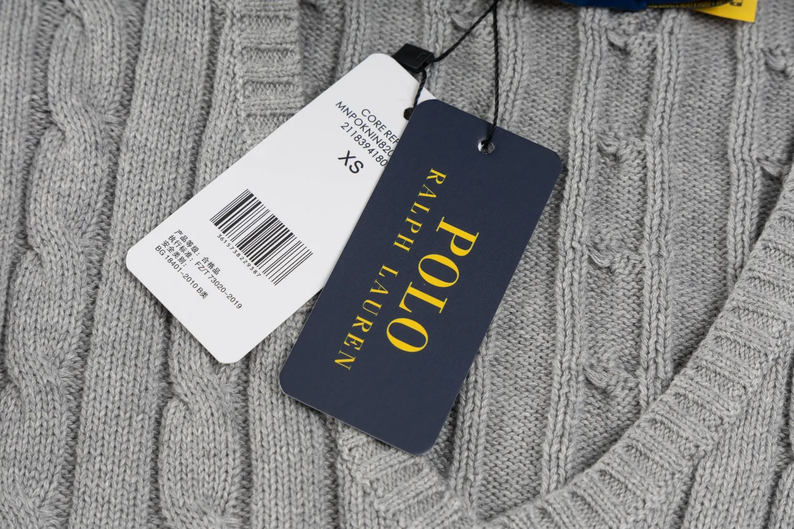 P210 #R90 RALPH LAUREN Thirteen colors of Ralph Lauren classic small label embroidery V-neck pullover cable cardigan sweater women's top, high-density LOGO embroidery on the chest, original customization of tag accessories. Made of pure cotton yarn, pure cotton is skin-friendly and comfortable, small label war horse embroidered twist button V-neck sweater🐎High quality, follow the blogger to learn how to wear it! Let’s buy a Ralph Lauren cable sweater. It’s a super hard-to-find series after it became popular. It’s hard to find one on the official website. It’s simple and practical to wear, with a lazy and loose feel. The thickened fabric has more texture, feels soft and delicate, and has a loose fit. Whether worn alone or layered, you can wear different styles of fashion with just one piece!   Size： Sleeve length: 60/61/62/63